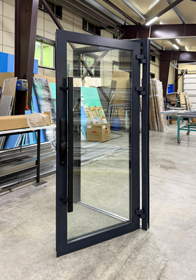 Алюминиевые светопрозрачные двери с ручкой-штангой Алюминиевые светопрозрачные двери с ручкой-штангой