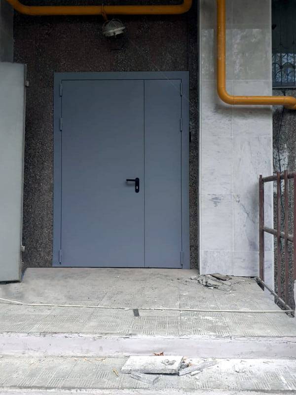 Дверь в подъезд жилого дома на Ярославском шоссе
