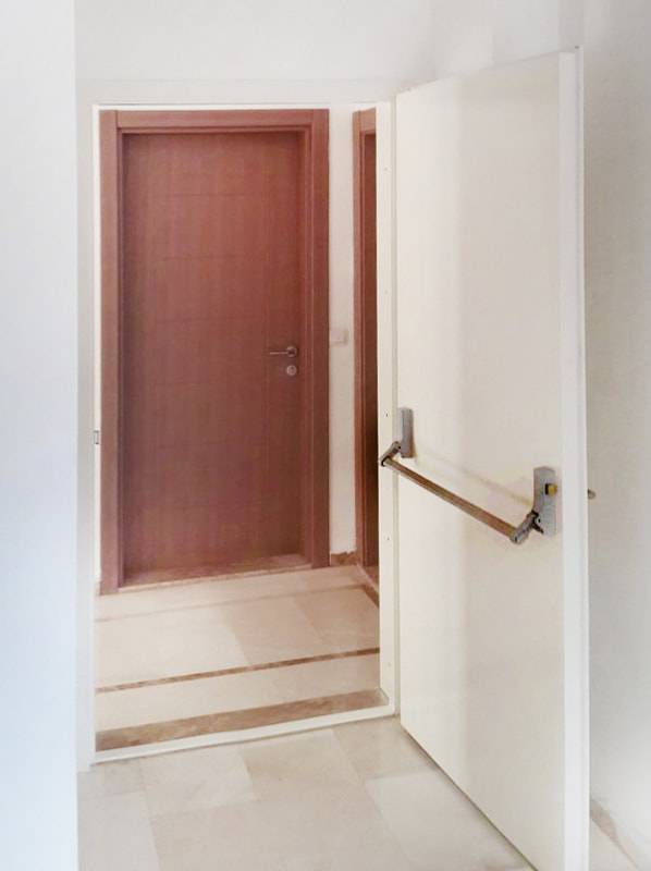 Огнестойкая дверь с ручкой Антипаника