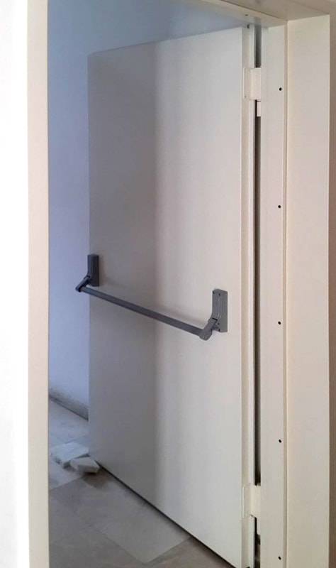 Огнеупорная дверь с системой Антипаника