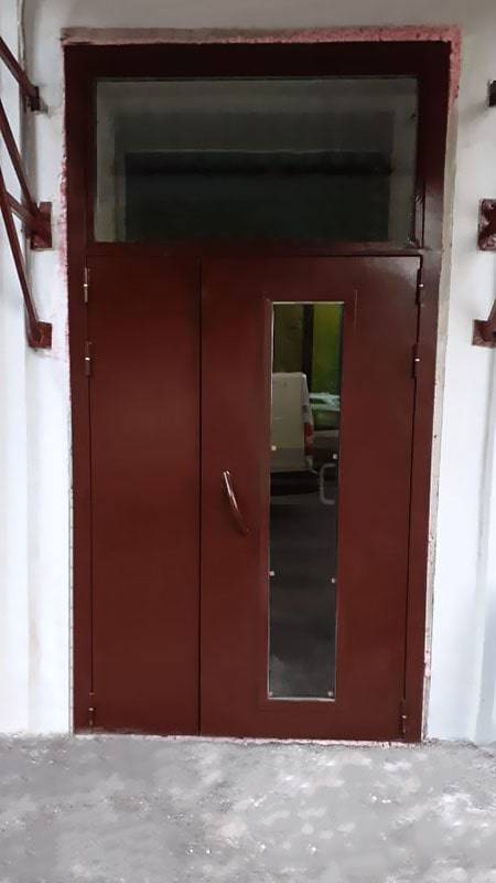 Подъездная дверь с прозрачной фрамугой