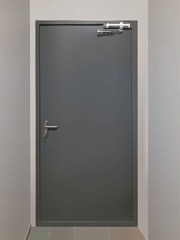 Серая дверь с доводчиком, фото сзади (ул. Генерала Белова, 26)